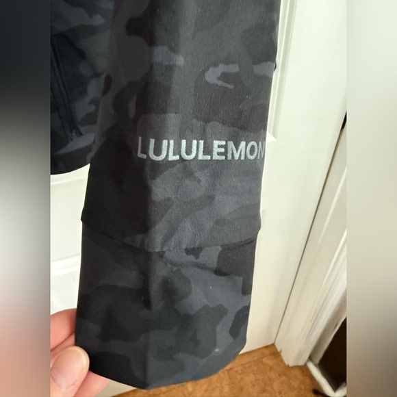 Lululemon Women’s Incognito Camo Multi Gray Mist Over Windbreaker - Size 8 - Picture 2 of 9